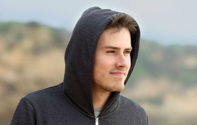 мъж с качулка