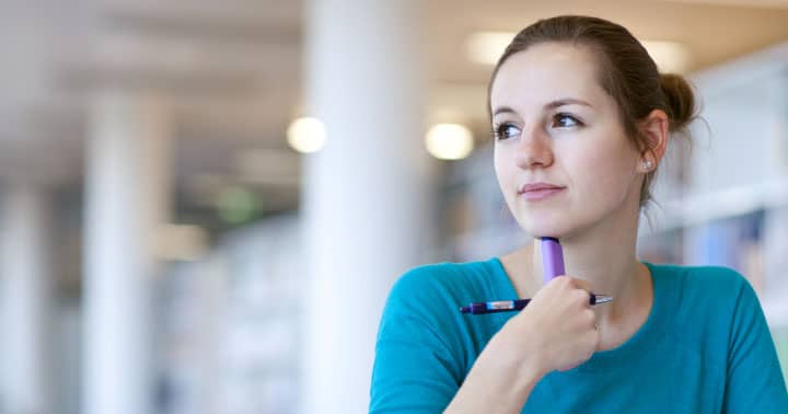 замислено момиче