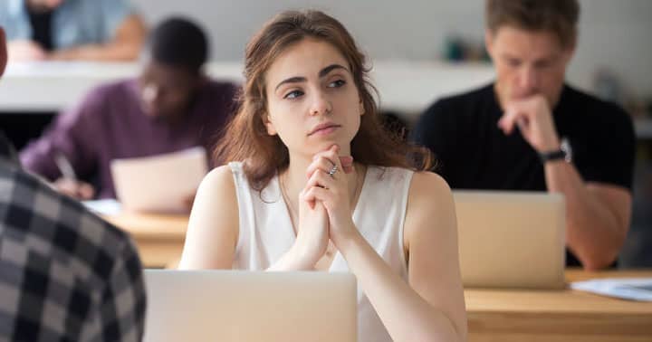 замислено момиче в учебен час